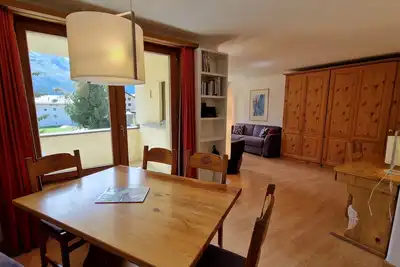 Appartement de 2 1/2 pièces; salon/salle à manger lumineux et spacieux