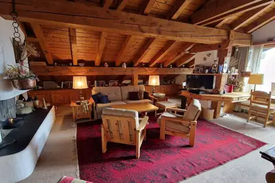 Appartement mansardé de 3 pièces ; balcon ensoleillé avec vue sur les montagnes