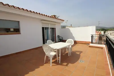 Penthouse central avec grande terrasse à 100m de la plage et Wifi
