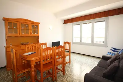 Appartement lumineux à 100m de la plage du Port, 3 chambres, balcon, rénové, Wi-Fi inclus en été