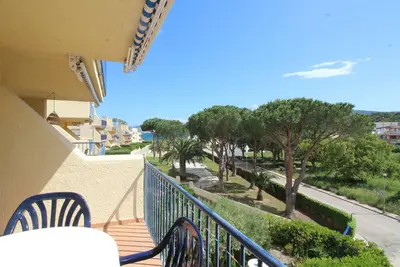 Appartement à 150m de la plage de Grifeu avec terrasse, Wifi dispo en été
