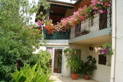 Image de Gîte ensoleillé idéal pour couples - Proche d'Épinal avec terrasse et Wifi