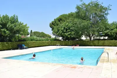 Image de Deux Pièces avec Terrasse, Cour Privée et Piscine - Le Grau-du-Roi