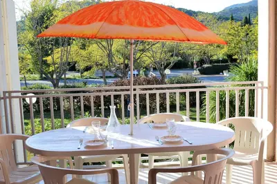 Image de Appartement 2 pièces, terrasse, parking privé, proche plage, 6 couchages - Le Lavandou
