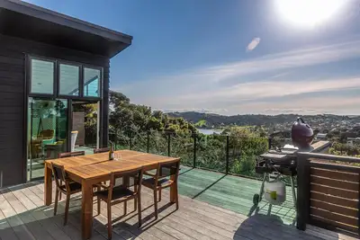 Image de Taonga with panoramic ocean views - Welcome to Taonga, a premium holiday home nestled on the edge of Oneroa. With three bedrooms and 1. 5 luxury bathrooms this property is perfect for three couples of a family group. Its elevated position offers a sup