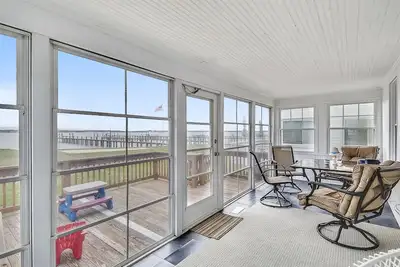 Image de Classic Beach House Right On The Bay - Just what you've been looking for!