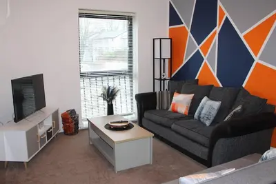 Image de Stylish 2 bed apt | Free parking | Perfect for contractors and leisure stays