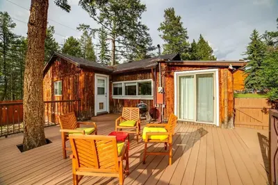 Image de Charming Cabin w/ Hot Tub, Walk to Main St!