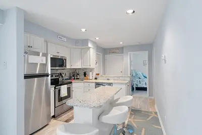 Image de Welcome to this updated 3 bedroom 1 bath condo unit in Stone Harbor Gardens.