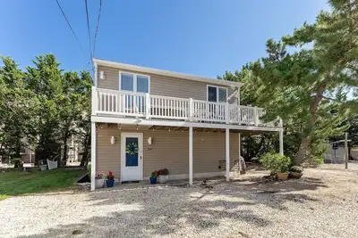 Image de Light filled carriage house with gorgeous wrap around deck, ready for a perfect vacation getaway.