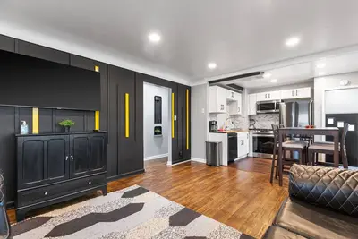 Image de Super Clean and Stylish Home in Perfect Location with many activities! !