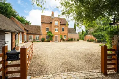 Image de 7 bedroom Grade ll listed farmhouse in the beautiful village of Winkfield.