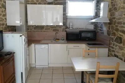 Image de Située entre la gare et la plage du sillon et à 10-15 mn à pied d'intra muros.