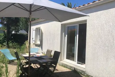 Image de Agréable Maison Ensoleillée Avec Jardin Arboré