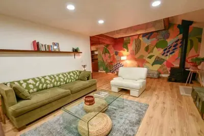 Image de Cozy and Artistic Space with a library and a Floating Net