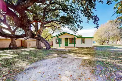 Image de Classic, single-level home with large yard & washer\/dryer - a mile from the bay