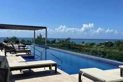 Image de 2 Bedroom in the Jungle on 38th!