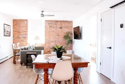 Image de Small-Town Loft: Harvester - Modern Comfort in 1890 Historical Brick Building