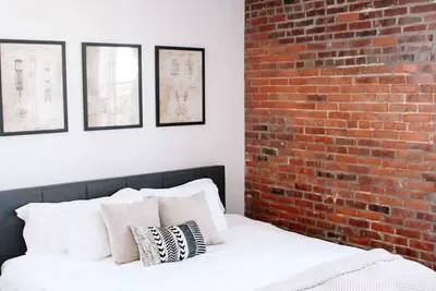 Image de Small-Town Loft: Mayberry- Modern Comfort in 1890 Historical Brick Building
