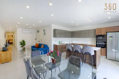 Image de A lovely 2br Apt with comfy living space & balcony