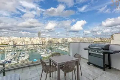 Image de Beautiful seafront home with private balcony & Bbq
