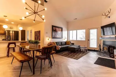 Image de Ski In/Ski out Loft! Fire Place Jacuzzi WiFi