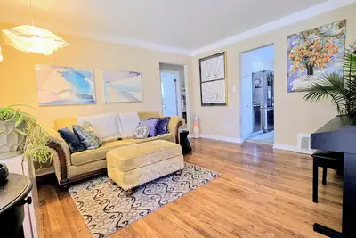 Image de 2Bedroom/2 Bath/2 Office Bungalow with Sauna and Parking by Royal Oak