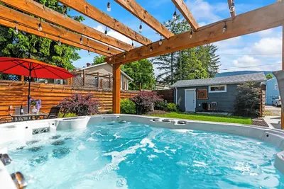 Image de Ultimate Heritage Retreat: Hot Tub, Cold Plunge, Private Yard, Vernon