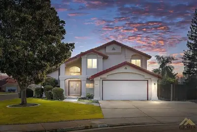 Image de New! Spacious 3k sq ft 4bd/3Bath + Pool