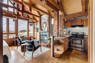 Image de Cozy Surf Loft at Ucluelet's Downtown Waterfront
