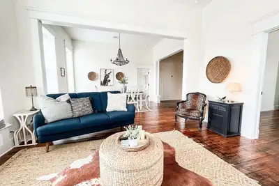 Image de Spacious and Airy Loft\/2 king beds\/5 bed total\/ Overlooking Broadway Ave