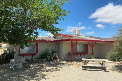 Image de Retro ranch house next to nature but close to town