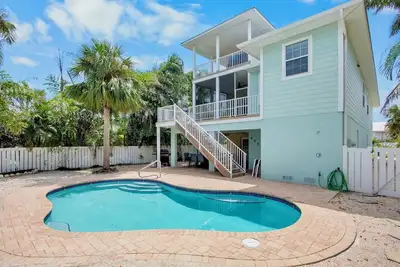 Image de Spacious Home with Saltwater Pool and Screened Lanai!