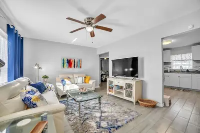 Image de Cozy Plant City Home by RedAwning