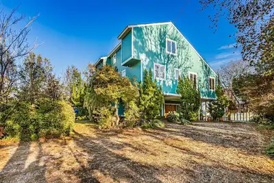 Image de A Sail Away- Serene Bayfront home with dock, kayak ramp, & easy Beach Access