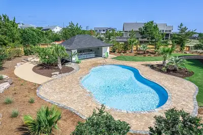 Image de *New* Trident North- Dog Friendly, Pool, Beach Access, Lvp Flooring!