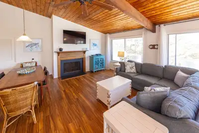 Image de Bring your Pup! Charming Cottage steps from the Beach, Elevator!