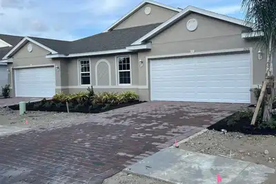 Image de Beautiful home 2 + den with great amenities.