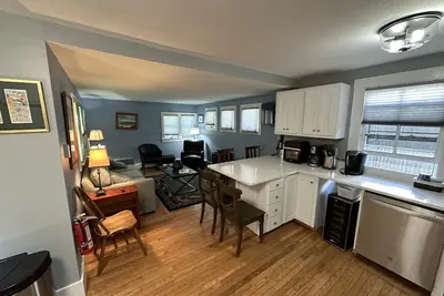 Image de Spacious King Bedroom, Center of Town, parking and outdoor space