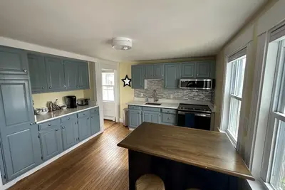 Image de Spacious, bright 3-bedroom, Center of Town with Parking