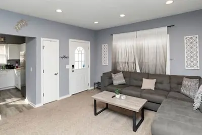 Image de Quaint & Comfy 3 Bedroom - 3min to Downtown!