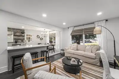 Image de Beautiful Home with Hot Tub in Trendy Park Circle
