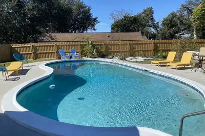 Image de Family Friendly Pool Home: close to the beaches and area attractions