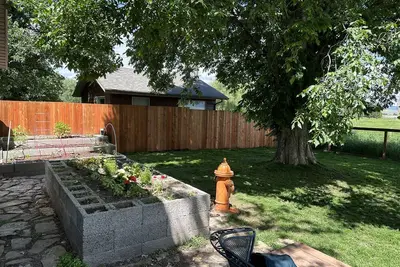Image de Pet friendly home with fenced yard, gardens and sauna one block from Main Street
