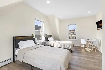 Image de Modern Apartment near Bus Stop!