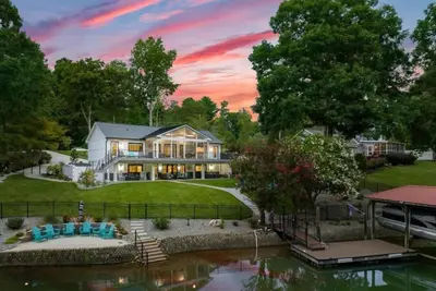 Image de Lake Norman waterfront home- views, fire pit, fenced in yard! Great for families