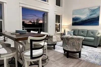 Image de Chic Coastal Retreat/Minutes to Beach/Dog Friendly!