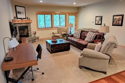 Image de Grand Lodge 11 at the Official Collins Lake Resort