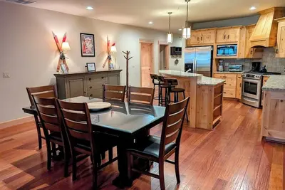 Image de Grand Lodge 3 at the Official Collins Lake Resort