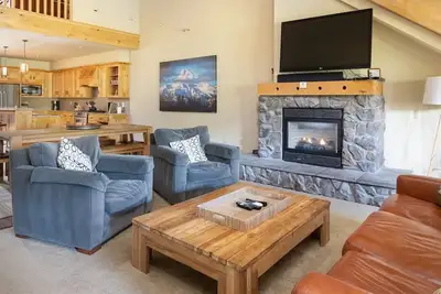 Image de Grand Lodge 29 at the Official Collins Lake Resort